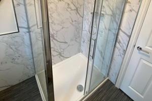 Storey Flat - Sleeps 4 - Pet friendly - Parking