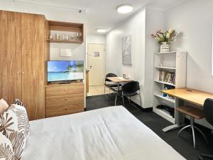 Brisbane Apt Near Dining Shops and River Walks
