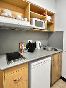 Brisbane Apt Near Dining Shops and River Walks