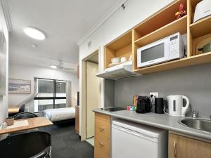 Brisbane Apt Near Dining Shops and River Walks