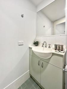 Brisbane Apt Near Dining Shops and River Walks