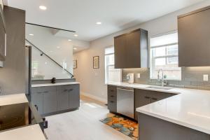 Walk to Med Ctrs and Dtwn Englewood Modern Home