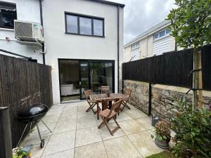 2-Bed Townhouse with Garden and Private Parking in D04