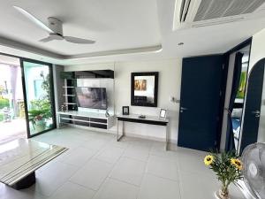 Beautiful top floor penthouse lovely sea views