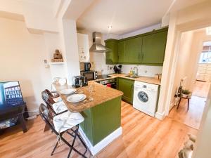 Kensington 1-Bed Flat with Private Garden near Olympia London, Earls Court, Holland Park