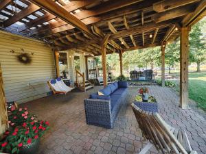 Spacious 5 bedroom 16 plus guests on 14 acres with fishing pond