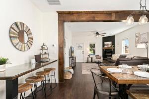 Windsor Farmhouse Family Fun, Yard and Fireplace