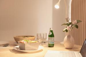 2R3B, 공항버스 도보4분,2호선line 강남20분 홍대18분 명동 성수, 무료주차 ,짐보관서비스