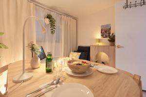 2R3B, 공항버스 도보4분,2호선line 강남20분 홍대18분 명동 성수, 무료주차 ,짐보관서비스