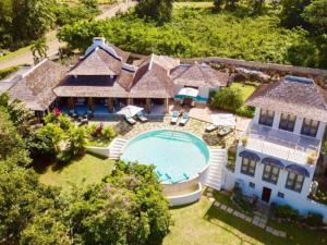 Hospitality Expert HALF HILL Pool Beach