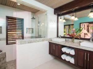 Hospitality Expert HALF HILL Pool Beach