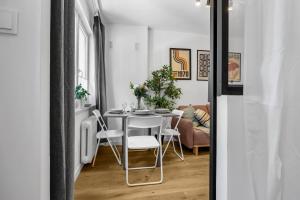 Downtown Apt - Trams&Bus Nearby - by Rentujemy