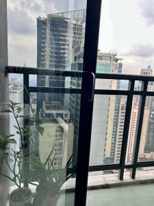 Condo Living - Pool, Balcony, Gym, Fast WiFi