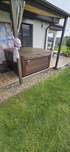 5 izbový samostatný stojaci rodinný dom s podkrovím a veľkou záhradou so sezónnym bazénom, celoročnou saunou a vírivkou, privátny wellness