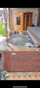 5 izbový samostatný stojaci rodinný dom s podkrovím a veľkou záhradou so sezónnym bazénom, celoročnou saunou a vírivkou, privátny wellness