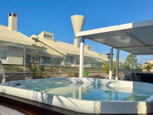 Cobertura de alto padrão a 300m do mar