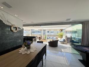 Cobertura de alto padrão a 300m do mar