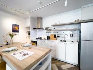 Prime Chidlom 50sqm l Large Kitchen l Walk to BTS l Wifi