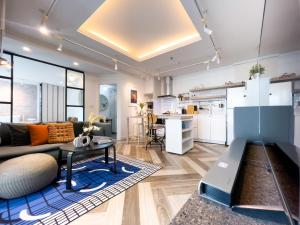 Prime Chidlom 50sqm l Large Kitchen l Walk to BTS l Wifi