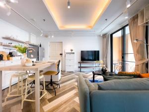 Prime Chidlom 50sqm l Large Kitchen l Walk to BTS l Wifi