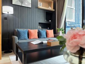 Near MRT l Modern 2BR l Pool and Gym l Sontana