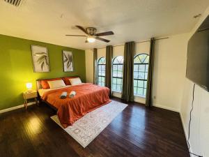 Fenced Yard • Fire pit • Fireplace • Pet Friendly