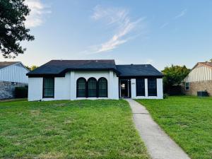 Fenced Yard • Fire pit • Fireplace • Pet Friendly