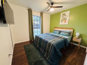 Fenced Yard • Fire pit • Fireplace • Pet Friendly