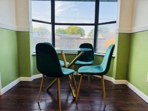 Fenced Yard • Fire pit • Fireplace • Pet Friendly