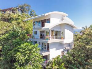 Tortuga, 1BR Apartment in Villa Mar y Sol, Pool, Big Deck, and Wildlife