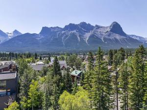 Newly Built 2BR and 2BA MtnView Retreat in DT Canmore