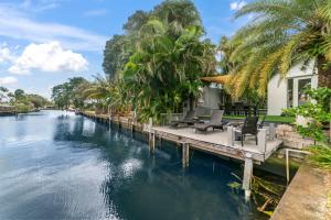 Casa Agape Waterfront HotTub 15 min to Beach