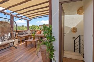 Tranquil Jungle Retreat w Pool Bikes and Walk to Town