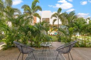 Tranquil Jungle Retreat w Pool Bikes and Walk to Town