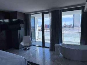Vegas High Rise Condo w 2 Balconies w Resort - Unrated properties in Las Vegas