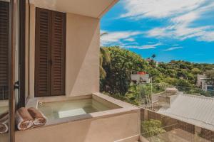 Luxe 2BR 2BA w 3 Pools Plunge Rooftop Family