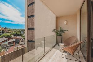 Luxe 2BR 2BA w 3 Pools Plunge Rooftop Family