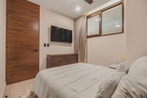 Luxe 2BR 2BA w 3 Pools Plunge Rooftop Family