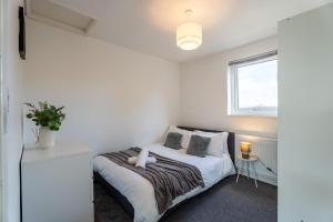 Sleek 3BR Home Free Parking Sleeps 8