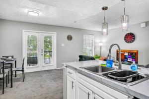 Stylish 2BR Apartment with Pool and Fitness Center