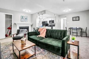 Stylish 2BR Apartment with Pool and Fitness Center