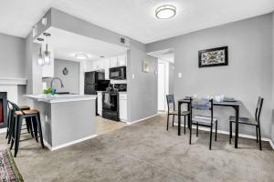 Stylish 2BR Apartment with Pool and Fitness Center