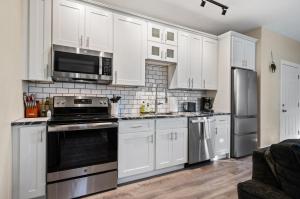 Cozy King Bed Suite with Free Parking