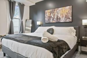 4 Story Home with 3 King Beds and cozy backyard