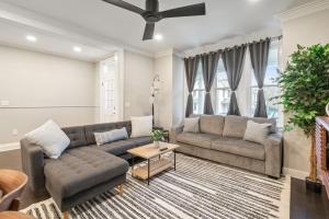 4 Story Home with 3 King Beds and cozy backyard