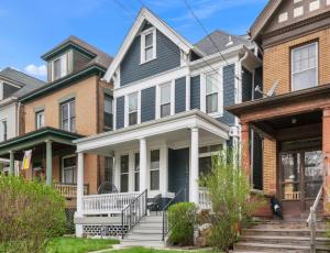 4 Story Home with 3 King Beds and cozy backyard