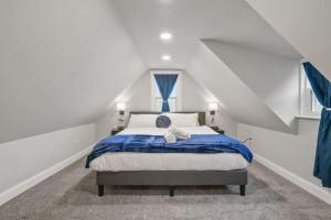 4 Story Home with 3 King Beds and cozy backyard