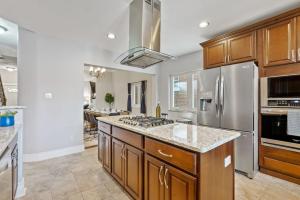 3 Story home with 10 beds and Free off street parking