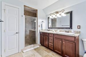 3 Story home with 10 beds and Free off street parking