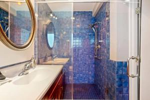 3 BR home, steps from Walnut Street with Free parking